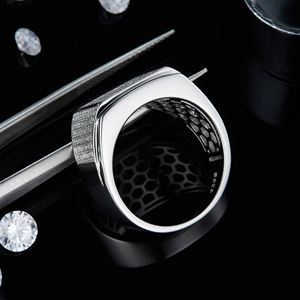 Bague Cocktail Unisexe en Argent 925 Plaqué Rhodium avec Diamant Certifié IGI, Sertissage à Griffes, Style Géométrique de Luxe, Idéale au Quotidien - Product Image 3