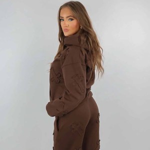Ensemble 2 pièces personnalisé pour femme : Sweat à capuche et pantalon de survêtement avec applique croisée effet vieilli – Vente en gros usine - Product Image 3
