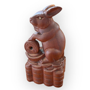 Se exhiben las exquisitas figuras de ratas talladas en madera de Huong. - Product Image 6