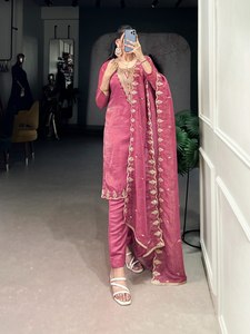 Vestido de Novia Tradicional Indio de Seda Romana Rosa, Bordado, de Secado Rápido, Largo hasta el Suelo, Corte Holgado, Traje Étnico para Mujer, India, Pakistán - Product Image 2