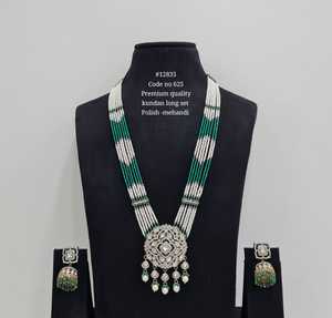 Ensemble collier long Kundan de qualité supérieure 12835 avec boucles d'oreilles, pendentif orné de perles Moti pour mariage, fête ou tenue de mariée - Product Image 2