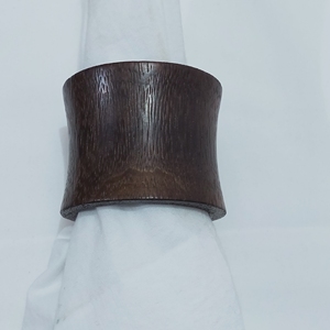 Porte-serviettes en bois foncé moderne, finition naturelle, décoration de table pour une mise en scène élégante - Product Image 2