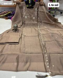 Nuevo conjunto de Kurti-Pant y Dupatta redondo con bordado Zardosi y cuentas, hecho a mano en Mal Chanderi, de la mejor calidad. Proveedor de la India. - Product Image 4