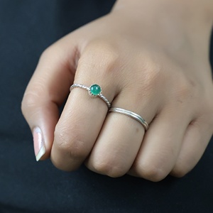 Anillo de Plata de Ley 925 con Ónix Verde Redondo Cabujón y Banda Trenzada, Joyería Artesanal con Piedras Preciosas al por Mayor - Product Image 2