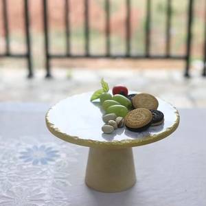 Support à gâteau rond en marbre avec bord doré, plateau de présentation de dessert en résine fait main, décoration de table - Product Image 2