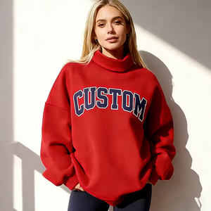 Sudadera Oversize Roja para Mujer con Cuello Alto Simulado, Estampado Gráfico Varsity Personalizado, Forro Polar Premium - Product Image 5
