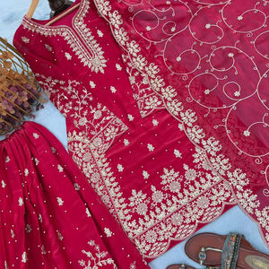 Ensemble de soirée de créateur en soie, haut, pantalon palazzo et dupatta, avec broderie riche, travail de sequins, de dori et de motifs, entièrement cousu, tenue ethnique - Product Image 1