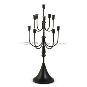 Candelabros de metal de estilo antiguo con un diseño intrincado adecuado para la decoración del hogar o el evento de banquete temático real - Product Image 2