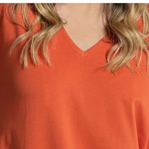 เสื้อยืดคอวีไซส์ใหญ่สำหรับผู้หญิง แบบหลวม สีพื้น สไตล์ลำลอง รับผลิตแบบ OEM ODM ขายส่ง - Product Image 2