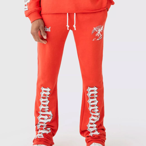 Conjunto Deportivo Unisex de Algodón Rojo, Sudadera con Capucha y Manga Larga, Pantalones con Estampado Urbano, Bolsillos Laterales y Cierre con Cordón - Product Image 2