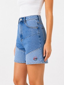 Shorts en jean pour femmes, tendance du moment, dernier design, tissu durable, coupe confortable, pour un usage décontracté estival. - Product Image 2