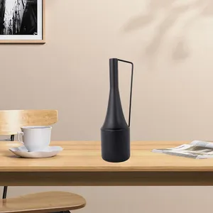 Vase à fleurs moderne en aluminium fait main, élégant et contemporain, pour la maison, l'hôtellerie, le commerce et le bureau - Product Image 1