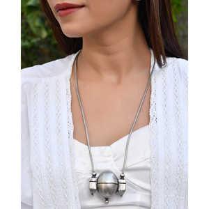 Collier pendentif fin Meera Jaipur, design élégant en argent pour femmes - Product Image 2