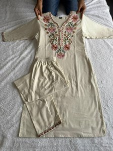 Commandez dès maintenant : Ensemble Kurti élégant et raffiné en tissu 100% coton Khadi pur, broderie et travail de sequins, et mode féminine indienne moderne. - Product Image 4
