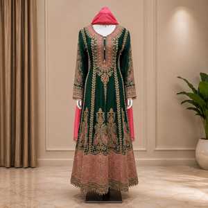 Ensemble de robe Anarkali en velours lourd brodé avec des travaux de Zari Zardozi et un dupatta, vêtements ethniques indiens pour les mariages et les fêtes - Product Image 2