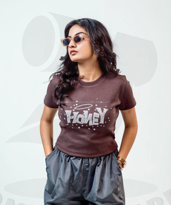 Camiseta ajustada suave y cómoda con logotipo gráfico personalizado para mujer en venta al por mayor MOQ bajo Tops de verano para niñas. - Product Image 3