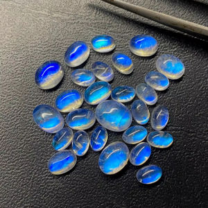 มูนสโตนสีขาวรุ้งรูปไข่แบบคาโบชอง  พร้อมแสงสีฟ้า  ขนาด 6x4 มม. ถึง 10x14 มม. สำหรับทำเครื่องประดับ - Product Image 1