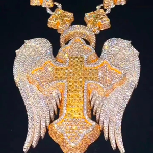 Pendentif Croix Religieuse Sertie de Moissanite avec Ailes, Plaqué Or 18K, Argent 925, Bijou de Foi Chrétienne - Product Image 1