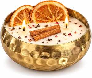 Bougie parfumée artisanale vintage en laiton martelé avec cannelle et orange séchée - Product Image 1