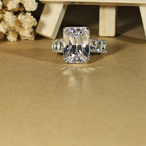 Bague en diamant de culture, coupe radiant, bague de fiançailles en or jaune 14 carats, bague de mariage, bague en diamant 8 carats - Product Image 1