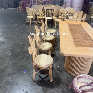 Chaise en rotin artisanale écologique pour enfants, idéale pour la location lors de fêtes d'anniversaire, mobilier d'événements intérieurs et extérieurs, vente en gros - Product Image 1