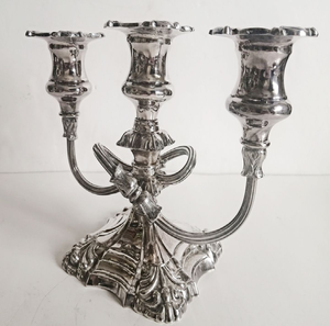 Élégant candélabre doré à cinq branches avec de longues bougies coniques et des bras décorés de motifs raffinés, disponible à prix de gros. - Product Image 6