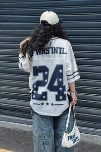 Camiseta Deportiva Moderna Personalizada con Pedrería Rosa Brillante, Camiseta con Cuello en V y Gráficos de Pedrería con Número Personalizado, Camiseta de Fútbol Americano - Product Image 2