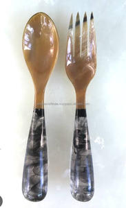 Servidores de ensalada de resina modernos de alta calidad Juegos de utensilios de cocina y utensilios de cocina Servidores de ensalada hechos a mano de La India - Product Image 5