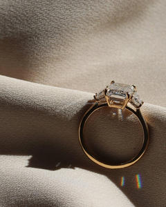 แหวนแต่งงาน/หมั้น วินเทจ ยูนิเซ็กซ์ ทองคำ 14k สีเหลือง ประดับเพชรทรง Emerald Cut พร้อมตัวเรือนแบบ Prong Setting คุณภาพระดับ IGI/GIA เหมาะสำหรับเป็นของขวัญในงานเลี้ยง - Product Image 2