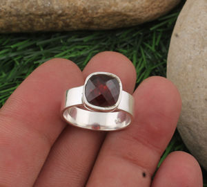 Bague en grenat rouge naturel, argent sterling 925, coupe ovale, pierre précieuse du Mozambique, cadeau de mariage ou de fiançailles - Product Image 6