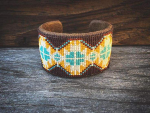 Bracelet tissé artisanal unique tendance 2025 avec broderie motif animal et accessoires à pompons - Product Image 2