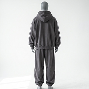Conjunto Deportivo Oversize de Carbón con Cremallera para Hombre, Sudadera con Capucha y Rayas Blancas, Cordón Blanco, Logotipo en el Pecho, Pantalones Jogger con Puños, Conjunto Deportivo Gris Oscuro con Cremallera - Product Image 2