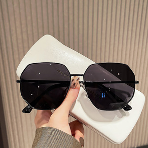 Customized High End <b>Sunglasses</b> Fashionable High Aesthetic Value Uv Resistant Metal <b>Sunglasses</b> for Women - Product Image 2