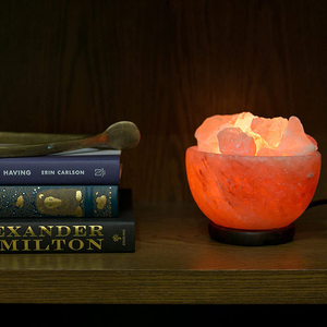 Égayez votre maison avec la beauté naturelle d'une lampe de sel de l'Himalaya, idéale pour créer une ambiance calme et accueillante. - Product Image 4