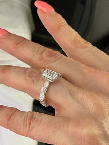 Anillo de Compromiso con Diamante Cultivado en Laboratorio, Corte Esmeralda, 4.60ctw, Oro Blanco de 14K, Banda de Eternidad, Joyería de Lujo para Novia - Product Image 1