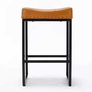 Tabouret et chaise de bar populaires avec structure cantilever chromée et coussin en cuir gris, pour utilisation en espace lounge cocktail moderne - Product Image 3