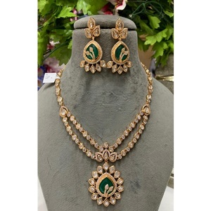Magnifique collier en laiton plaqué or de haute qualité avec un ensemble de boucles d'oreilles en moissanite, style Polki, pour les fiançailles, les mariages, les soirées - Product Image 2