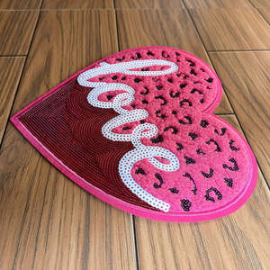 แพทช์ปักเลื่อมรูปหัวใจสีแดงและคำว่ารักสีขาว ดีไซน์ใหม่สำหรับวันวาเลนไทน์ สำหรับติดเสื้อผ้าผู้หญิง  ผ้าลูกไม้ปักลาย  พร้อมเรซิ่นสำหรับตกแต่งหมวก - Product Image 3