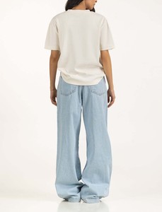 T-shirt blanc minimaliste à col rond pour femme avec logo personnalisé, fabricant de chemises à manches courtes pour femme, dernier design, style estival élégant - Product Image 2