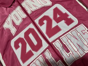 Conjunto deportivo cortavientos personalizado con pantalones jogger y chaqueta transpirable de dos piezas para hombre con apliques bordados. - Product Image 3