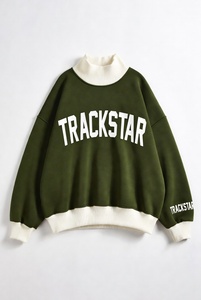เสื้อสเวตเชิ้ตคอเต่าโอเวอร์ไซส์สีเขียวมะกอกสำหรับผู้หญิง ลายพิมพ์ Trackstar สีครีม - Product Image 3