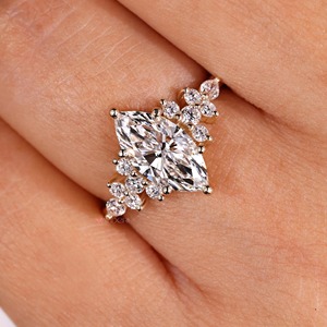 แหวนหมั้นเพชรเม็ดเดี่ยวทรงมาร์คีส์เพาะเลี้ยงในห้องปฏิบัติการ_ ดีไซน์ทองคำสไตล์ธรรมชาติ - รับรองโดย IGI น้ำหนัก 1.50 กะรัต - Product Image 2