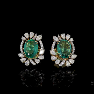 Pendientes de Esmeralda Verde Ovalada de Laboratorio con Halo de Diamantes en Forma de Marquesa y Pera |   Joyería Fina de Lujo para Bodas - Product Image 1