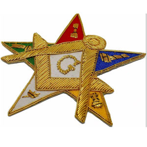 Badges personnalisés OEM faits main en fil de bullion avec épingle de sûreté, couleurs or/argent, broderie sur tissu sergé, logos et designs sur mesure de haute qualité - Product Image 2