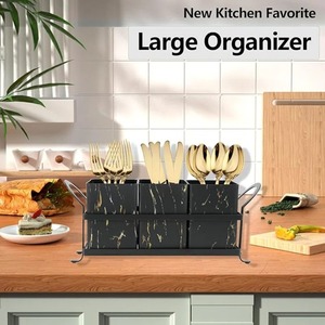 Porta Cubiertos Negro con Compartimentos Separados y Base Dorada, Ideal para un Fácil Acceso a los Cubiertos Durante las Comidas Familiares - Product Image 4