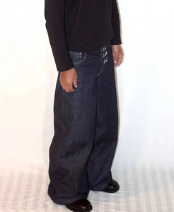 Pantalones de mezclilla vintage para hombre con efecto lavado y detalles de cuero, corte ajustado casual - Product Image 5