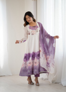 Vestido Anarkali de organza de seda estampada con elegante trabajo artesanal de Jari, falda de cuatro metros con corte Kali, conjunto de pantalón y dupatta de encaje Gota Patti. - Product Image 3