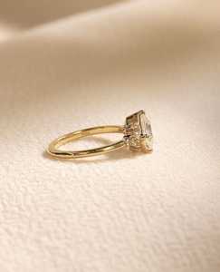 แหวนมอสซาไนต์ทรงปรินเซสคัท 2 กะรัต ประดับเพชรแบบคลัสเตอร์ สำหรับผู้หญิง เงินแท้ 925 ชุบทอง เหมาะสำหรับเป็นของขวัญในงานปาร์ตี้ สำหรับคนรัก - Product Image 4