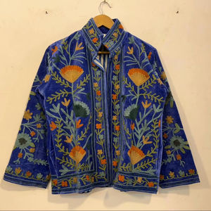 Veste vintage verte en velours brodé Suzani, respirante, écologique, col mandarin, style bohème unisexe, chic ethnique pour l'hiver - Product Image 1