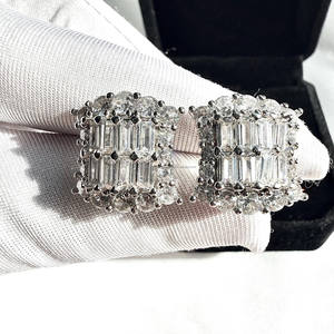 Boucles d'oreilles clous en argent 925 avec moissanite taille baguette et taille ronde, style Iced Out, pour hommes et femmes, bijoux statement style Hip Hop - Product Image 4